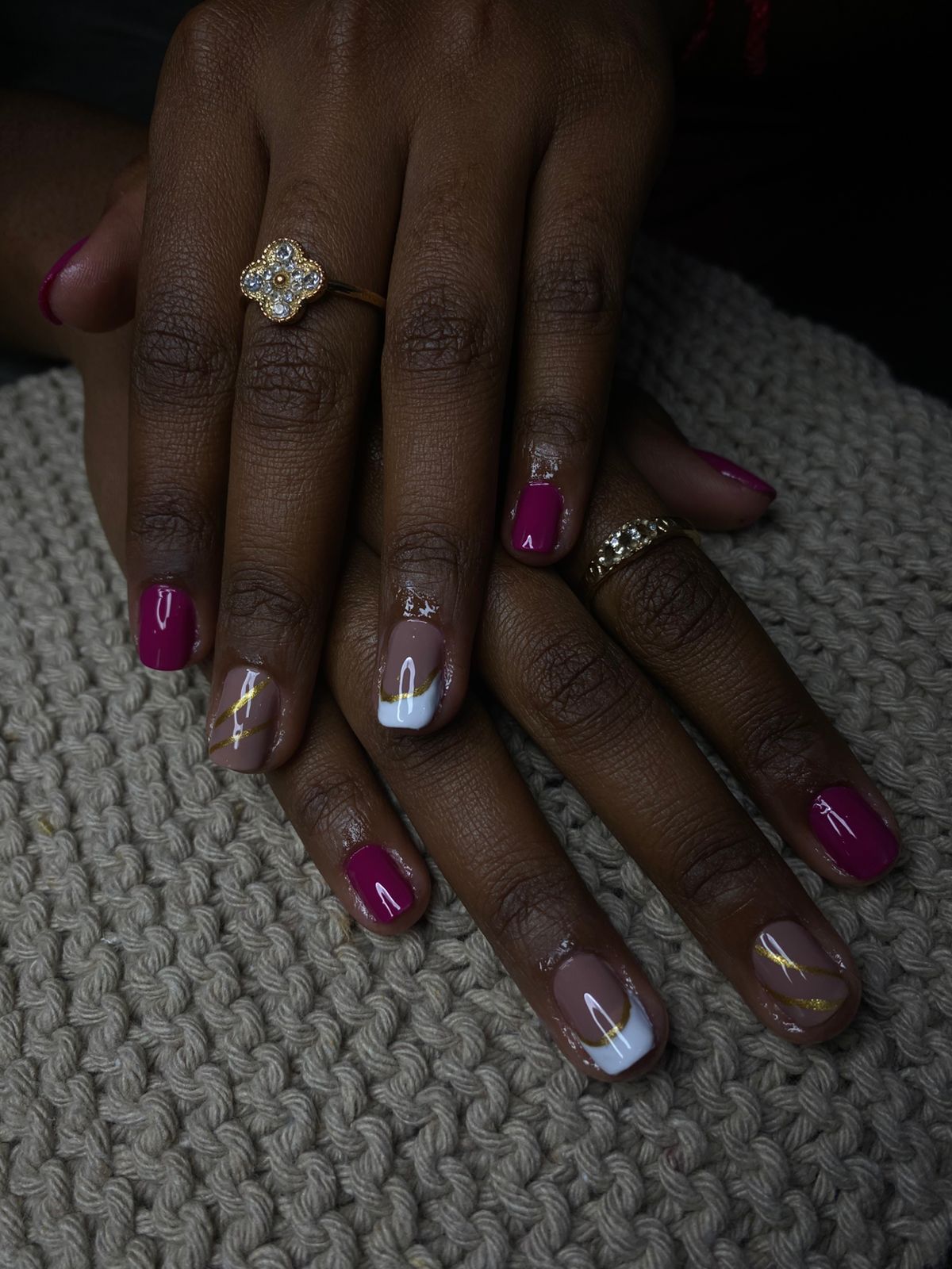 Manicure em gel com esmaltação rosa pink e unhas nude decoradas com linhas douradas - nail design em Itu