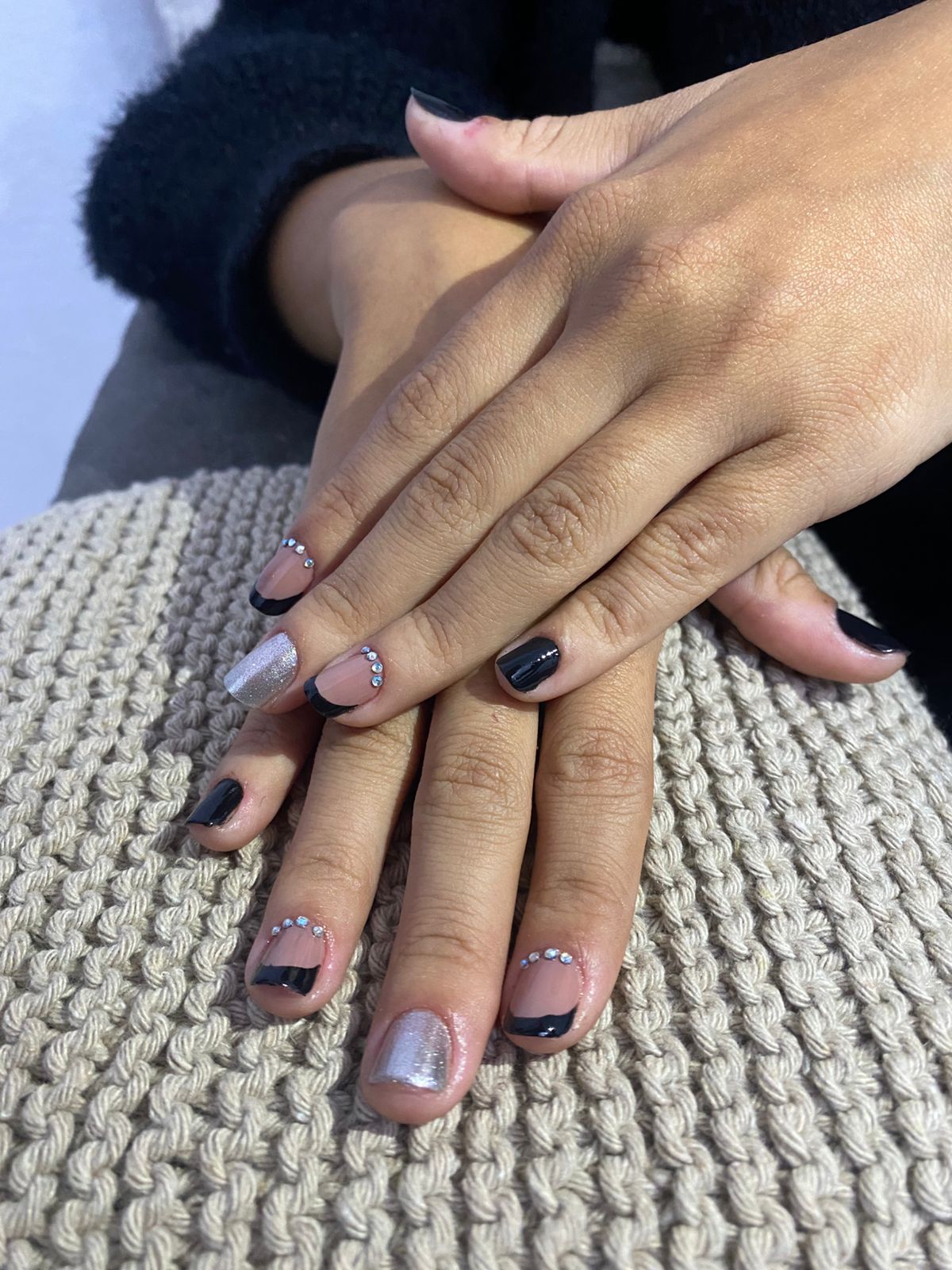 Manicure com francesinha preta, unhas prata cintilantes e pedrarias - nail design em Itu - SP