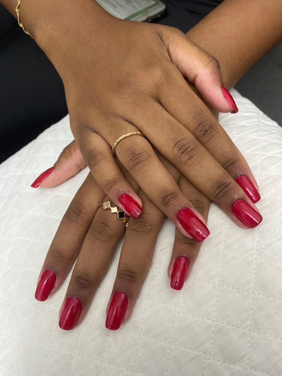 Alongamento de unhas em gel com esmalte vermelho vinho, formato quadrado - manicure em Itu
